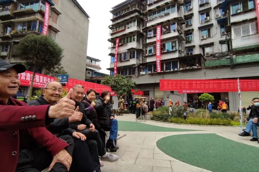 花市巷居民点赞综合执法人员拆除违建，消除安全隐患。彭州市综合行政执法局供图