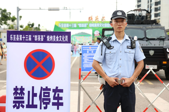 公安維護停車秩序。資陽市公安局供圖