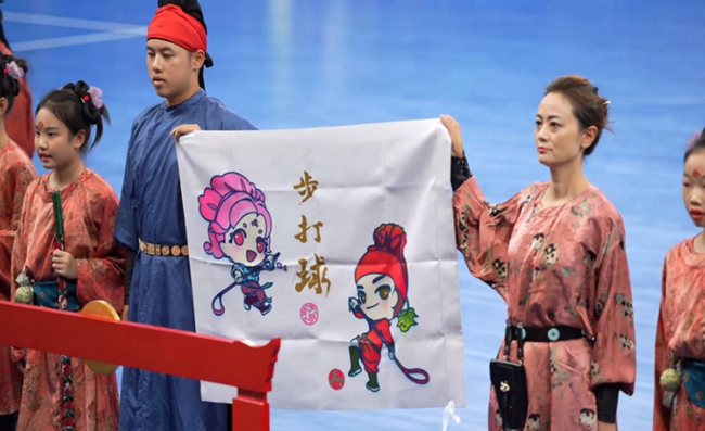 步打球绘画。金堂县委宣传部供图