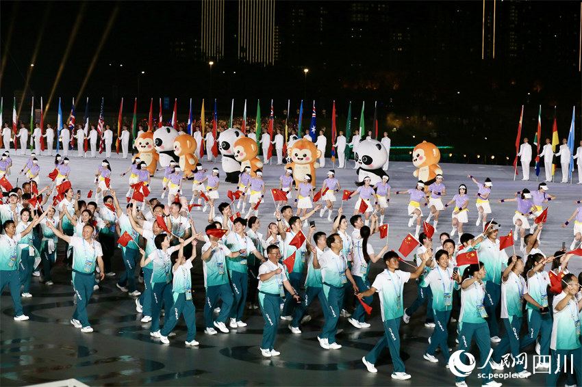 中国体育代表团入场。人民网记者 朱虹摄