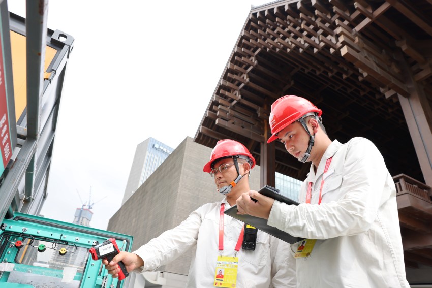 國家電網四川電力（成都高新）連心橋黨員服務隊隊員對戶外電力設備進行巡視檢查。馮一哲攝