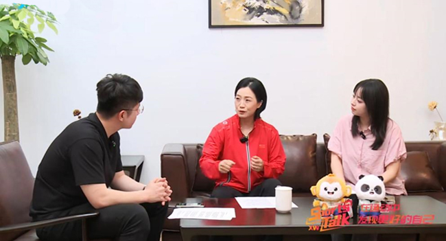 崔文娟和主持人在新网银行直播间。新网银行供图