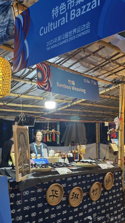 竹编展台。崇州市融媒体中心供图