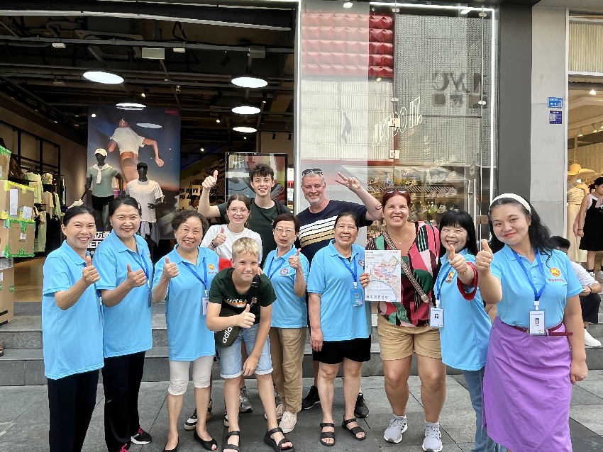 与游客合影的“春熙孃孃”们。受访者供图