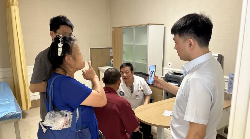 5G远程手语翻译。简阳市融媒体中心供图