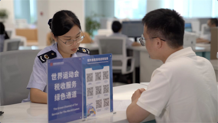 成都东部新区税务局在办税服务厅开设“世运会绿色通道”优先为涉赛企业办理涉税事宜。成都市税务局供图