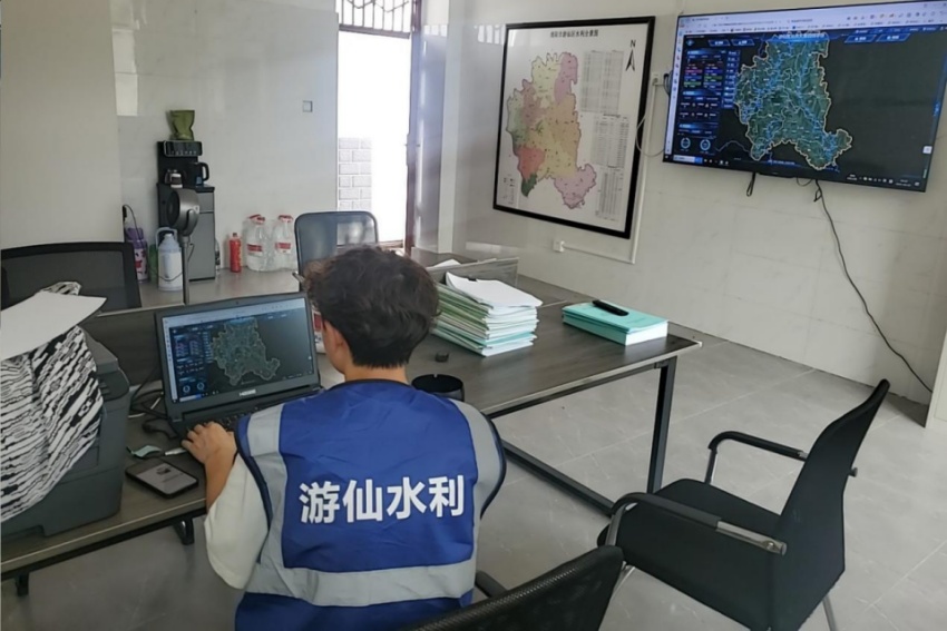在绵阳市游仙区小型水库标准化管理服务站内,平台专员李嘉昊正在对收集到水库相关信息进行分析和研判。受访者供图