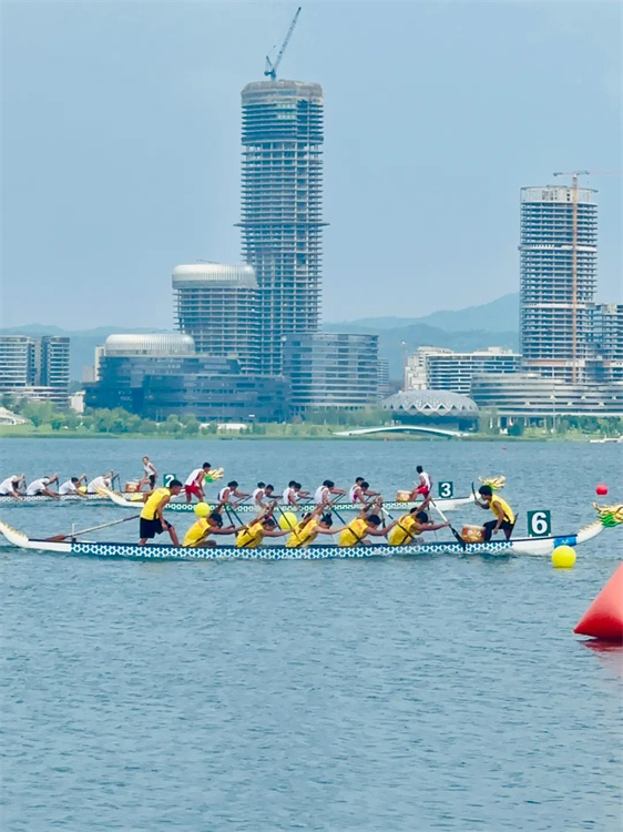 冒雨比赛现场。四川天府新区融媒体中心供图