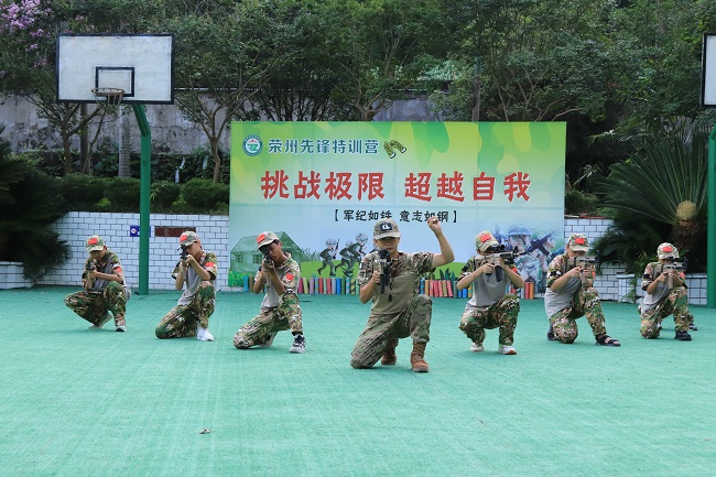 枪械使用教学。荣县融媒供图