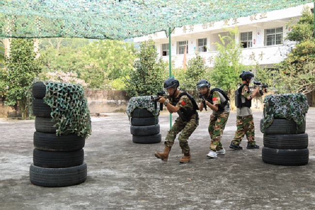 真人CS战术攻防。荣县融媒供图