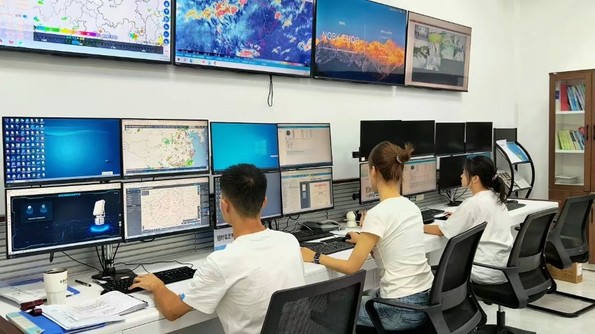 工作人员监测天气雷达系统数据。吴敏摄