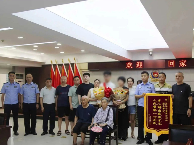 民警及鄧勇家人。資陽市公安局雁江區分局供圖