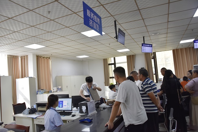 办事现场。丁文君供图