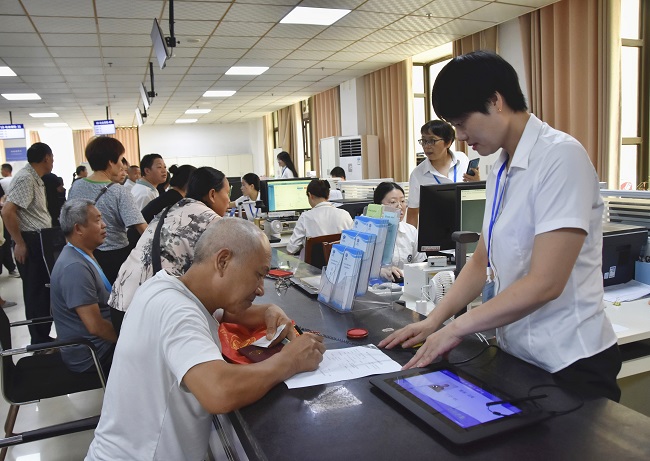 办事现场。丁文君供图