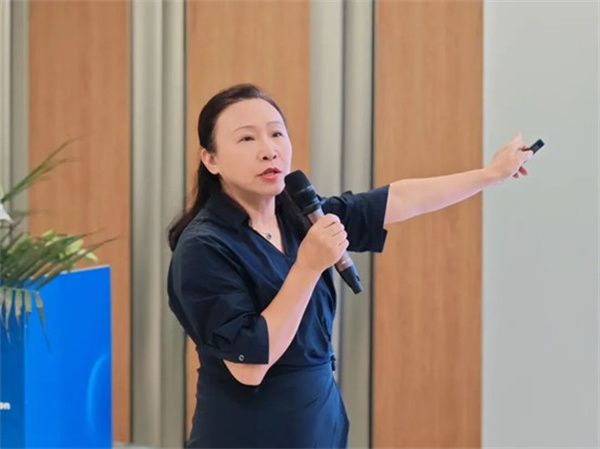 周进院长现场进行科普答疑。爱尔眼科四川省区供图