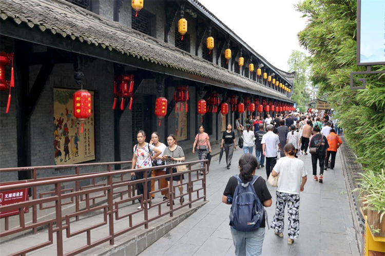 剑南老街上的游客。绵竹市融媒体中心供图