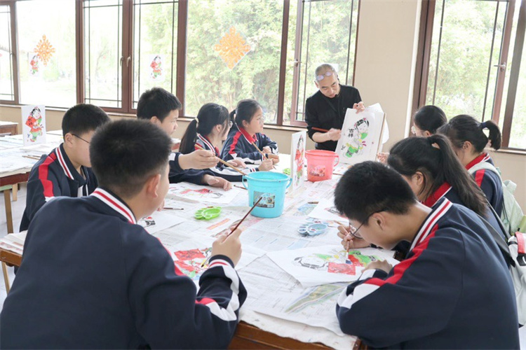 研学学生亲手制作年画。绵竹市融媒体中心供图