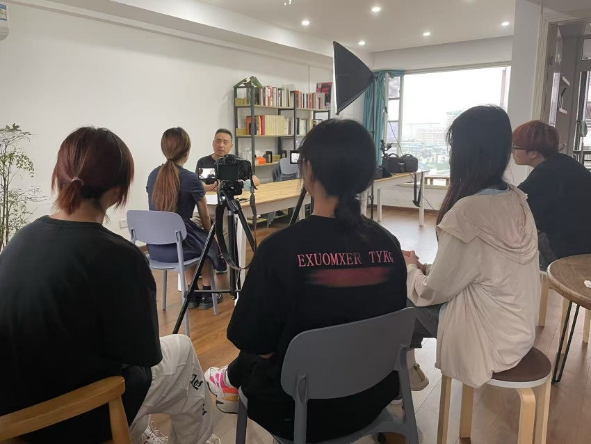 西南民族大学新闻传播学院采访组访谈现场。邓备摄