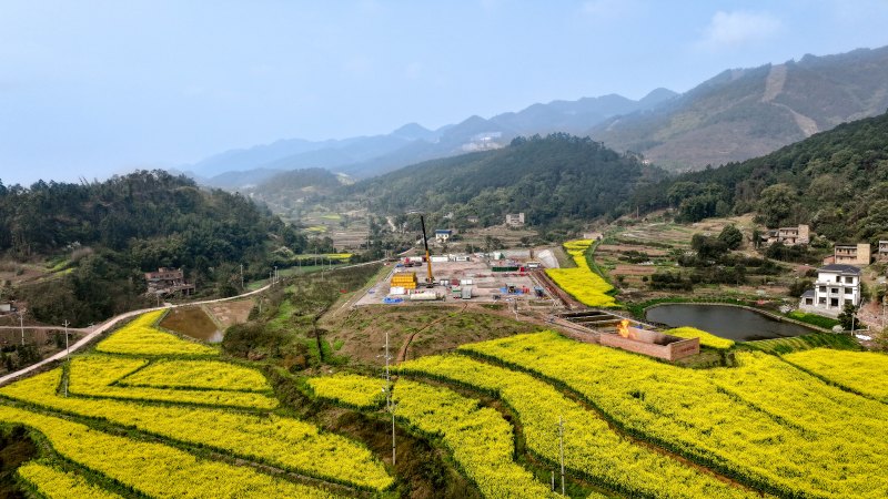 中国石化西南石油局永川页岩气田永页16平台地面流程建设现场。中石化西南石油局供图