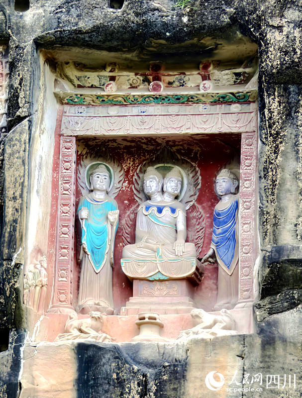 双头佛像意喻祥瑞。实习生 唐艺娟摄