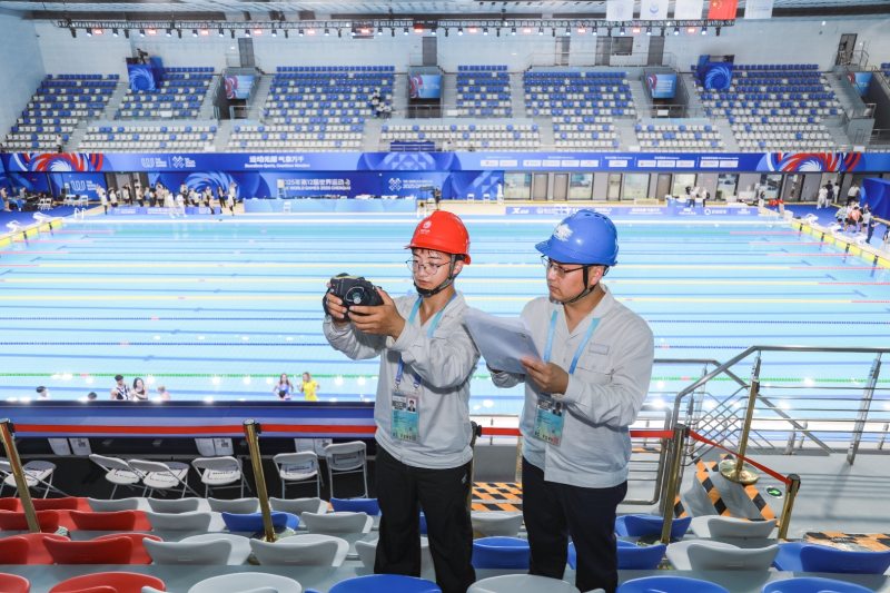 8月11日，在成都东部新区体育学院三岔湖校区游泳馆内，国网四川电力工作人员对场馆内用电设备开展巡视工作。龙永俊 摄