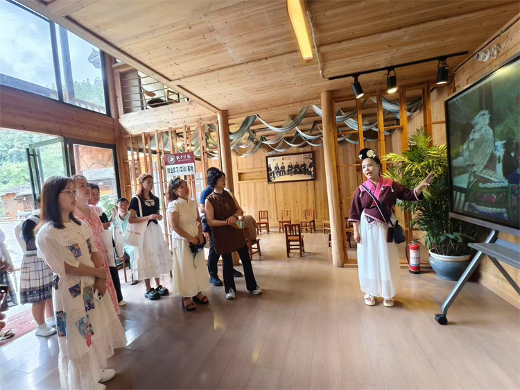 交流团在考察民族村。叙州区妇联供图
