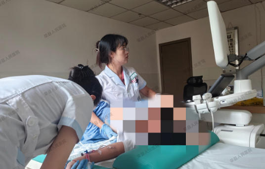 自贡荣县人民医院成功完成首例右心声学造影检查近日，自贡荣县人民医院首次为一名偏头痛患者实行右心声学造影检查。此项技术为该院首例，填补了医院超声科检查技术空白。
