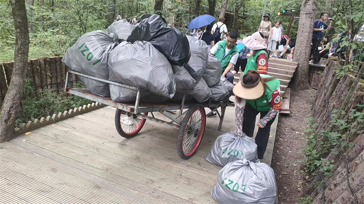 景區保潔人員景區收集垃圾。九管局供圖