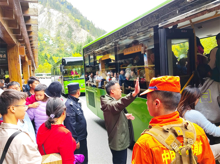 引導游客有序上車。九管局供圖