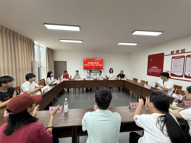 座谈会现场。鄢怀林供图