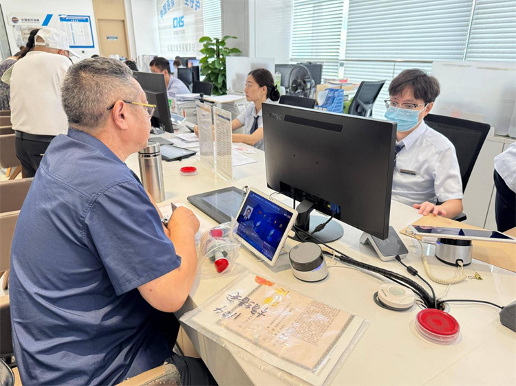 市民正在青羊区政务服务中心社保窗口办理业务。郑栋梁供图