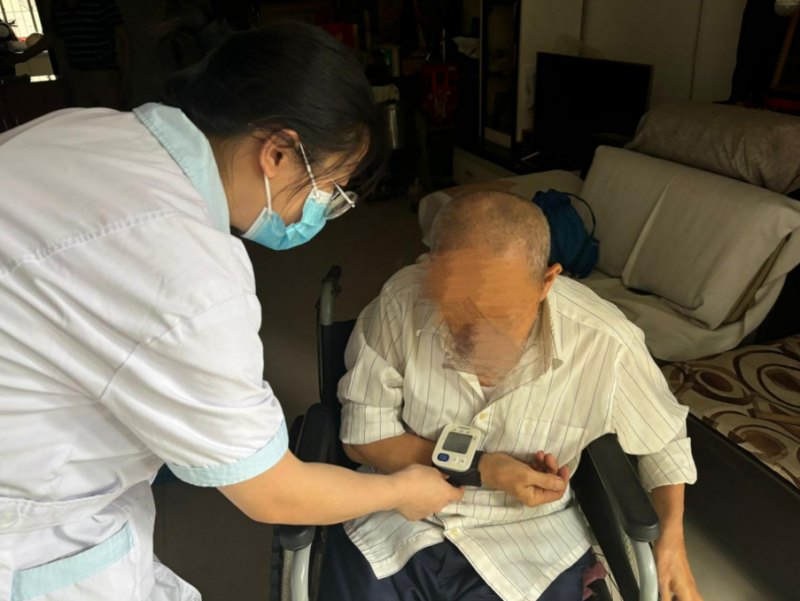 家庭医生为老人检查身体。雁江融媒体中心供图