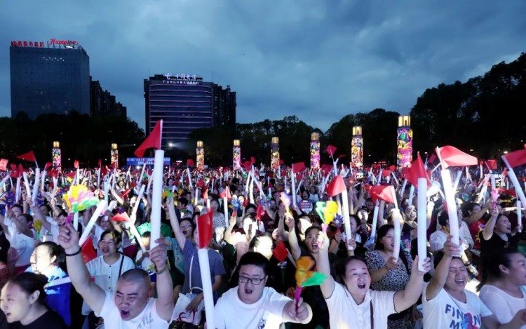市民热情参与互动。高志农摄