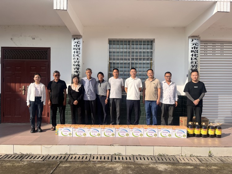 送上慰问品。杨黎明供图