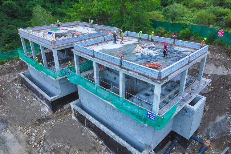 黑水县芦花镇第二自来水厂建设现场。黑水县纪委供图