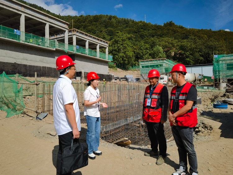 纪监干部到项目现场了解当地公职人员工作情况。黑水县纪委供图