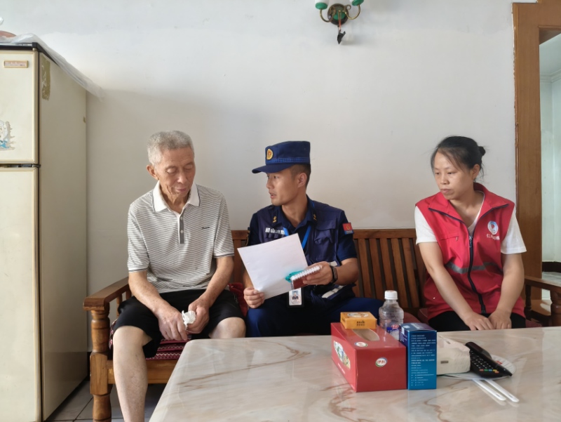 消防员正在给老人耐心讲解消防安全知识。仁寿县消防救援大队供图