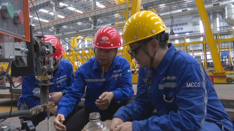 五冶集团（成都）钢构科技有限公司焊接负责人刘建立正与团队展开讨论。简阳市融媒体中心供图