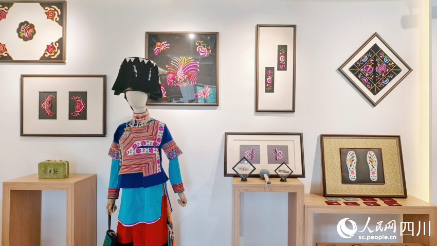 彝绣坊里展示的省级非物质文化遗产——会东挑花绣作品。人民网 赵祖乐摄