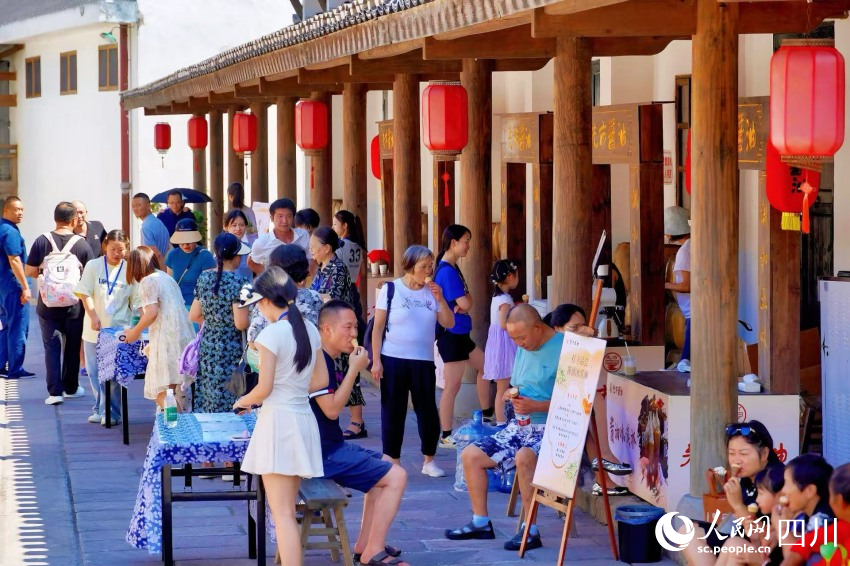 先市醬油赤水河庄園內，游客們在休息之余品嘗醬油冰淇淋。楊藺攝