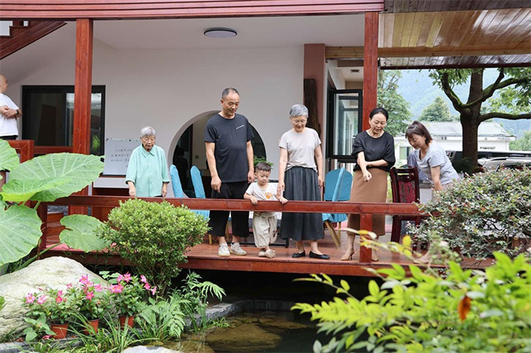 游客在付元军改造的民宿游玩。绵竹市融媒体中心供图