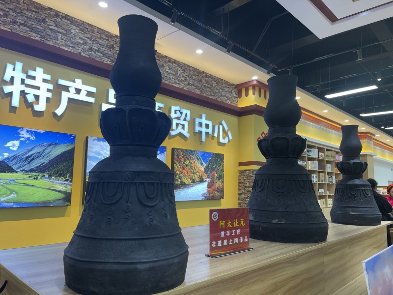 展示的非遗黑土陶作品。汤启阳摄