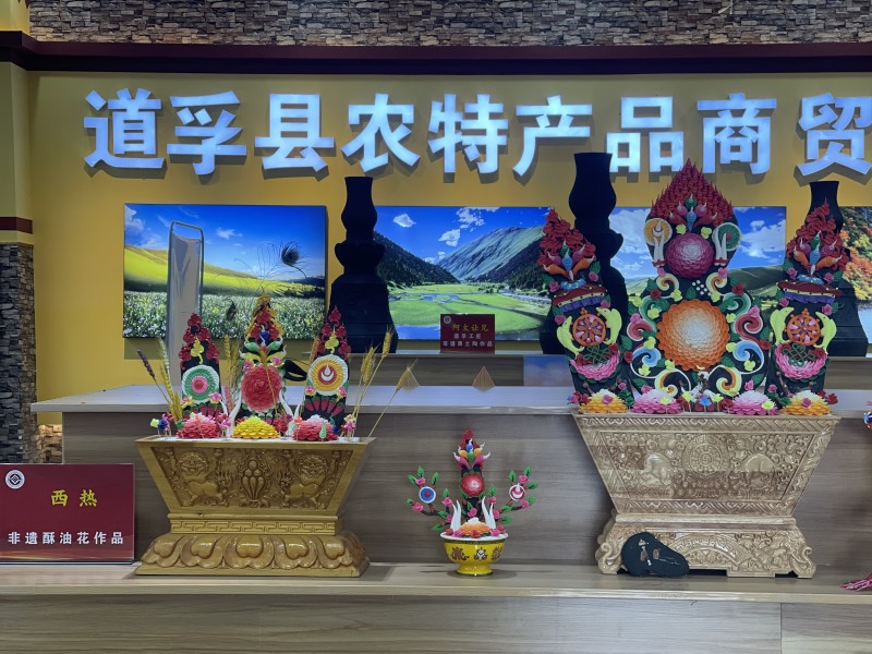 展示的非遗酥油花作品。汤启阳摄