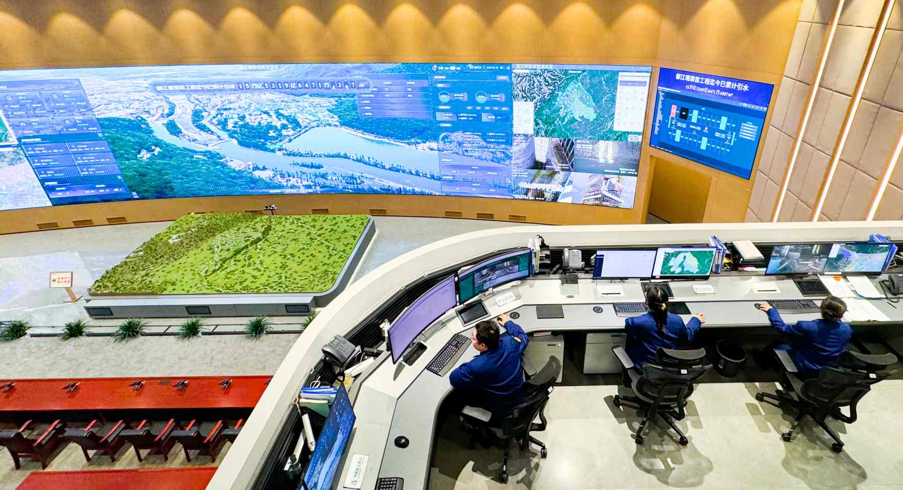 都江堰灌區指揮中心一角。都發中心供圖