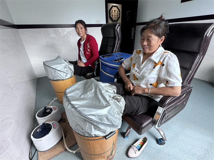 當地村民在鎮衛生院做足療。鄒星雨供圖