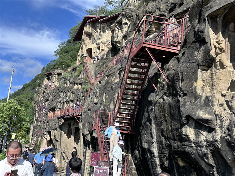游人在千佛崖游玩。侯东供图