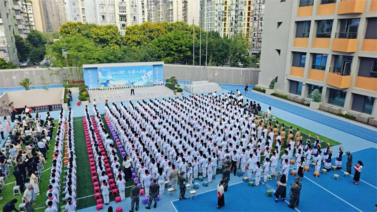 教师代表登台朗诵《青实师说·薪火相传》。杨雪怡供图