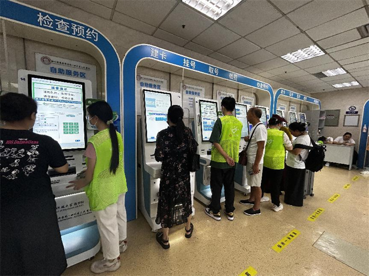 志愿者帮助患者进行挂号。张静供图