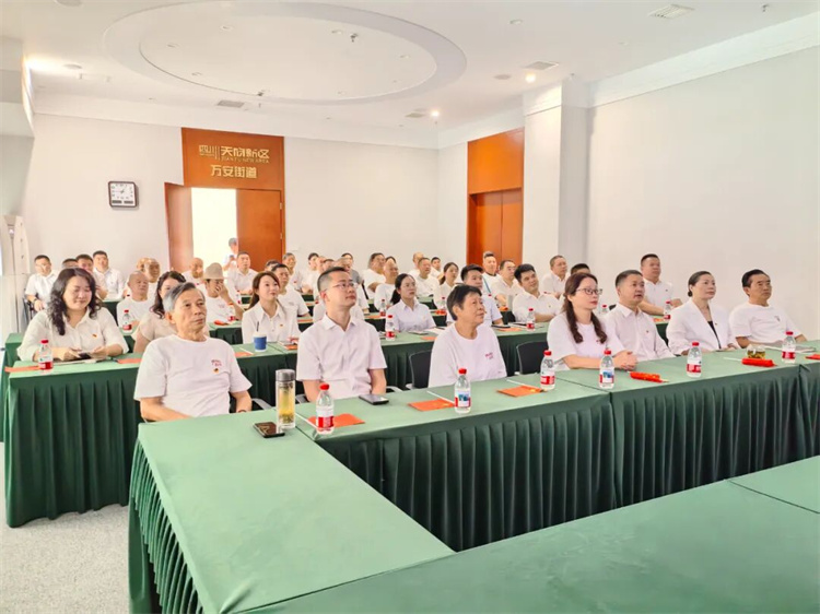 航天员叶光富的母亲刘绍林和姐姐叶亚丹在街道办收看阅兵式。四川天府新区融媒体中心供图