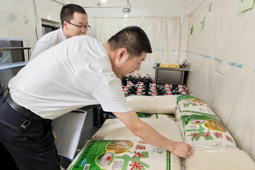 工作人员正在检查学校食堂粮油干杂库房。南江县委宣传部供图